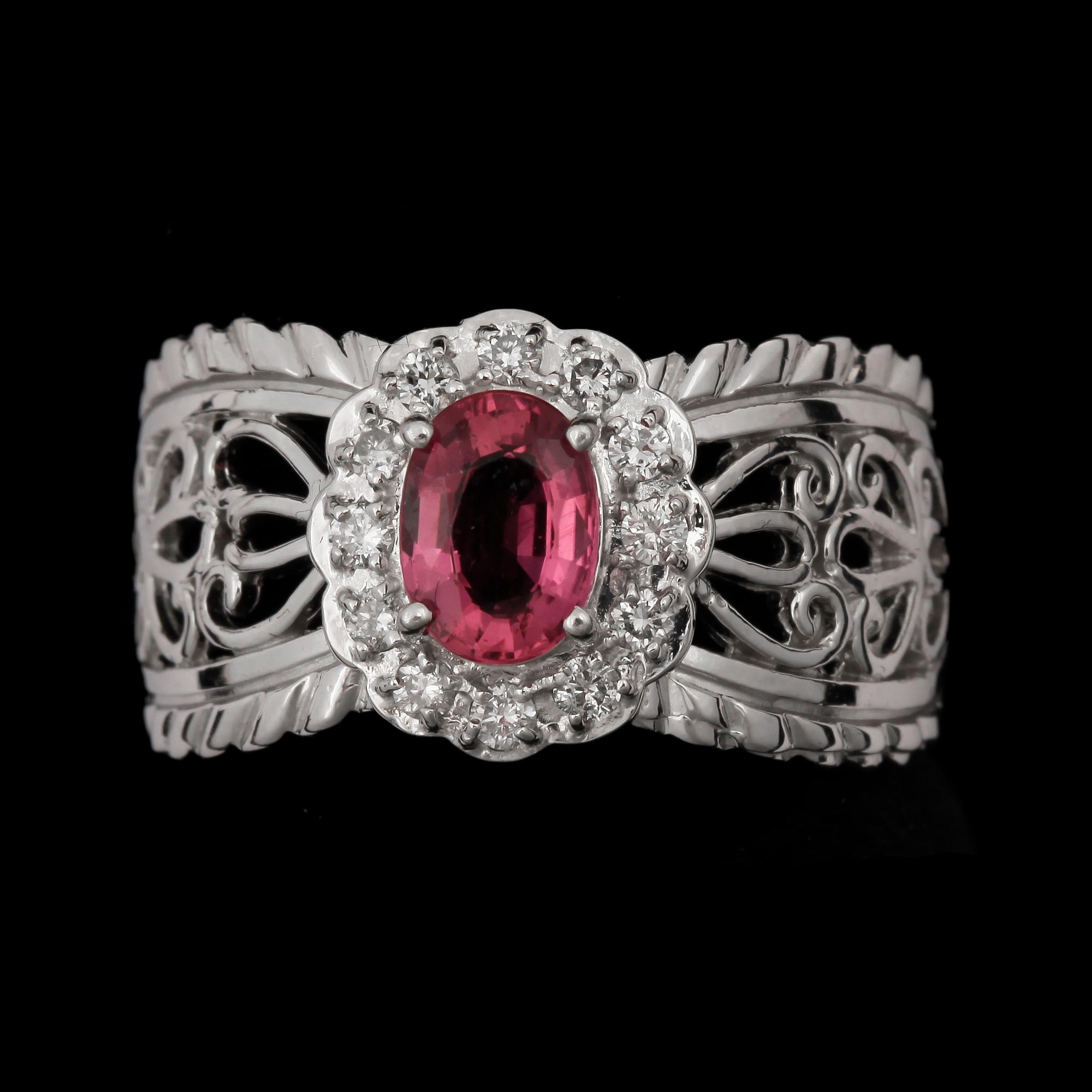 RING, 14k vitguld med rosa turmalin 6,9x5,1mm och briljantslipade diamanter tot ca0,12ct. 2000-tal. Vikt 7,2g.