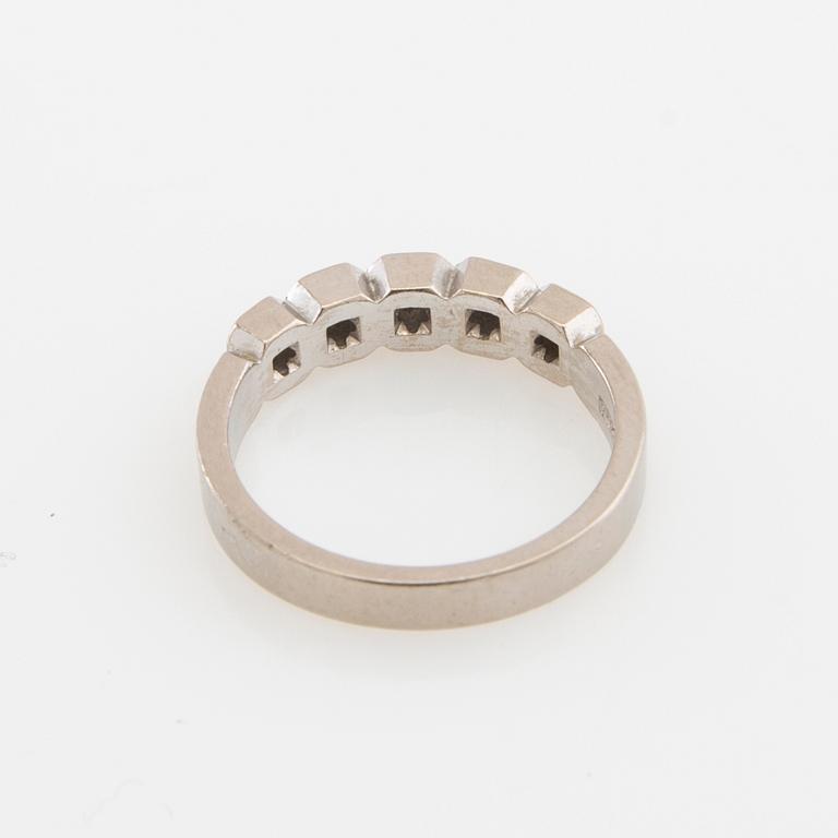 Ring halvallians 18K vitguld med runda briljantslipade diamanter.