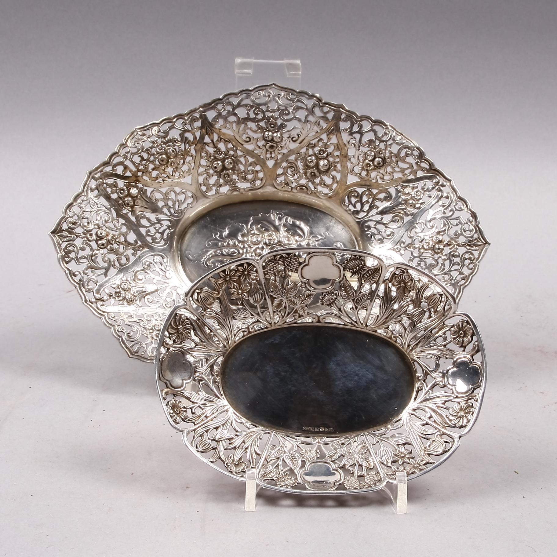 KORGFAT, 2 st, silver. Rokokostil, bla GEWE. 1900-talets senare del.