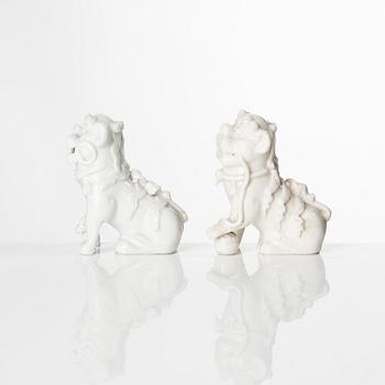 Fohundar, ett par, blanc de chine. Kina, Qingdynastin, Kangxi (1662-1722).