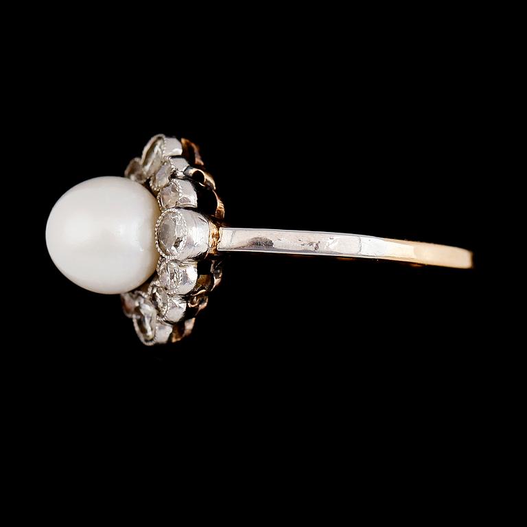 RING, 18K guld och vitguld, rosenslipade diamanter och odlad pärla.