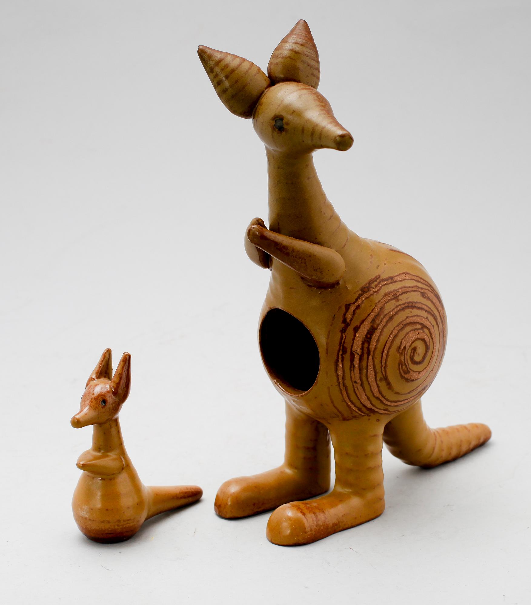 FIGURER, 2 st, stengods, "Känguru", Lisa Larson, Gustavsberg, 1960-/1970-tal.
