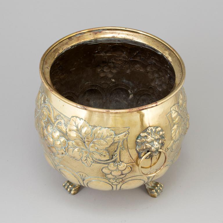 A BRASS FLOWER POT, first half of the 19th century.