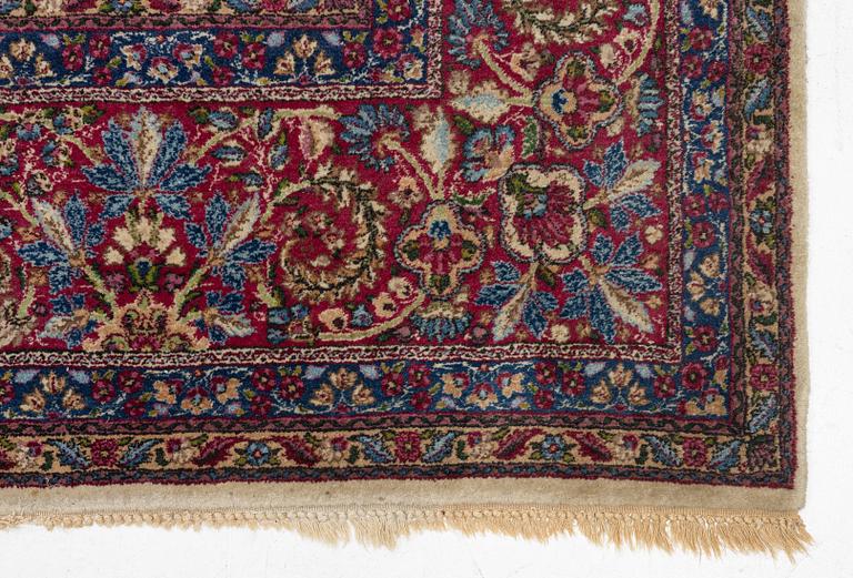 A Kerman carpet, approx. 420 x 300 cm.