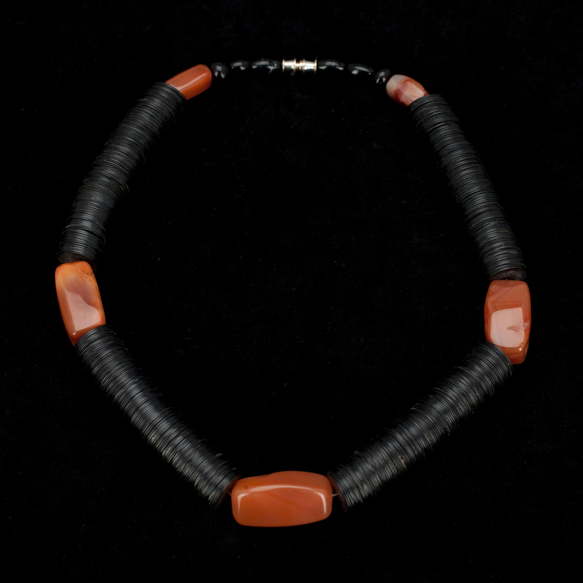 HALSBAND, svart med orange stenar, nyproduktion.