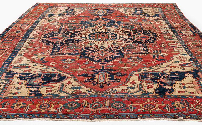 An antique Heriz/Karadja carpet, c. 430-450 x 335 cm.