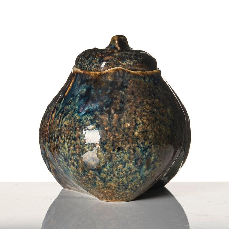 Anders & Bess Wissler, a stoneware pot with cover, Ateljé Solklinten, Mariefred, Sweden 1919.