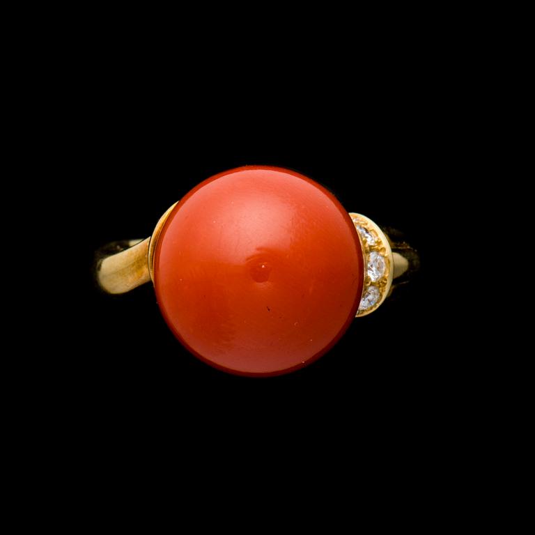 A RING, 18K gold, coral, brilliant cut diamonds. Weight c. 7.4 g.