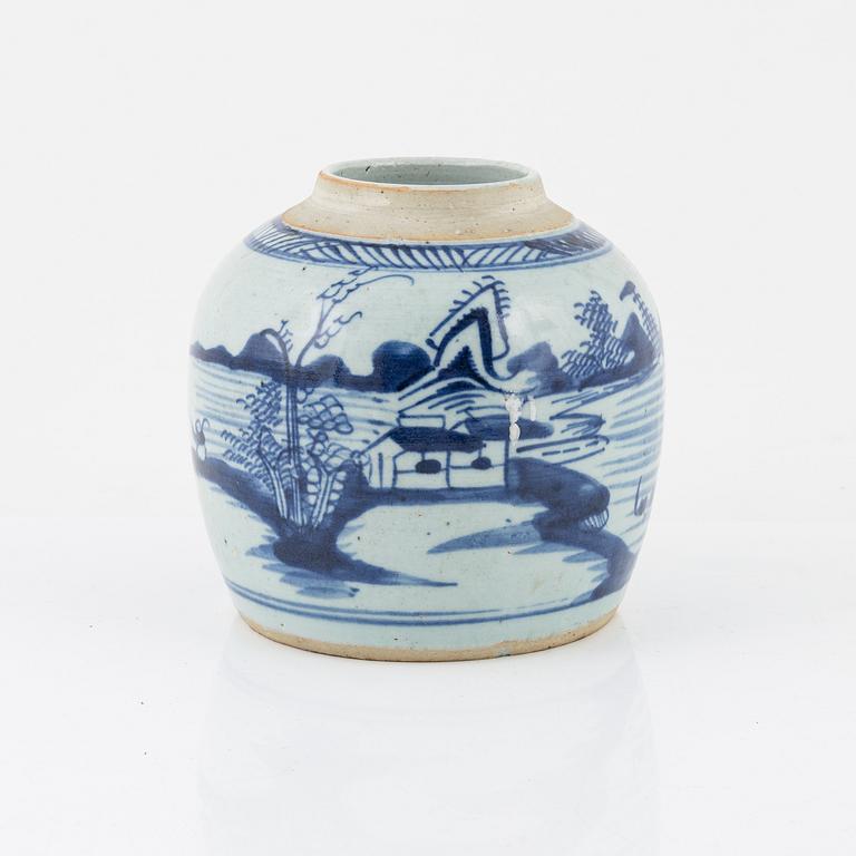 A blue and white jar, late Qing dynasty, 19th century.