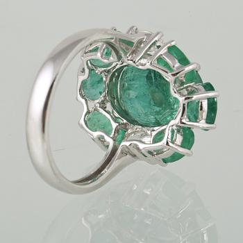 RING, 18K vitguld med 2 ovalslipade diamanter 0.63 ct samt ovalslipad smaragd 5.28 ct samt 6 mindre smaragder 2.90 ct.