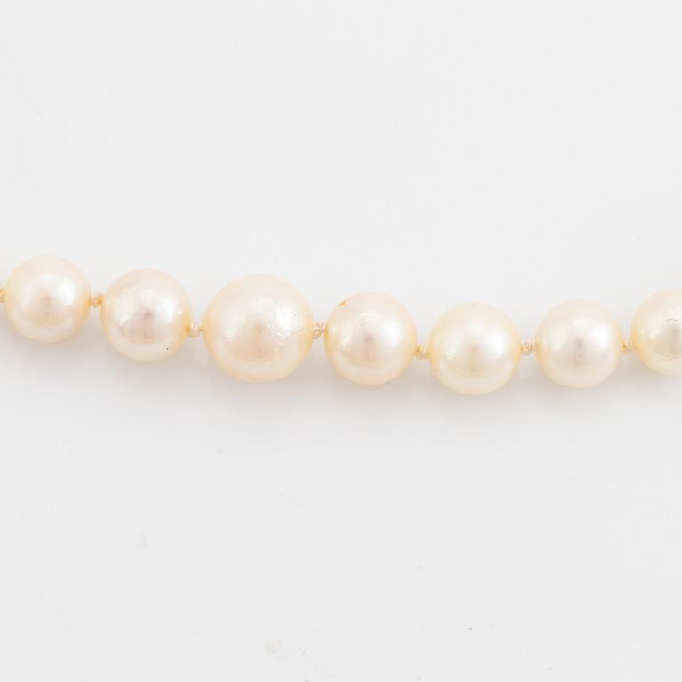 Cultured pearl necklace, clasp silver.