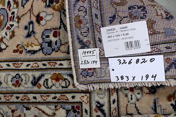 A carpet, Kashan, ca 283 x 194 cm.