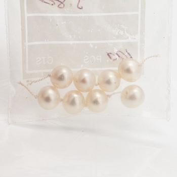 A pearl collier with cultured pearls, 14K and 18K white ogld, emeralds and diamonds ca. 0.60 ct in total.