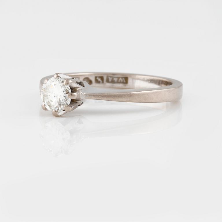 RING, 18K vitguld samt diamant 0.37 ct, W&A, Sävsjö, 1975. Vikt 3,6 gram.