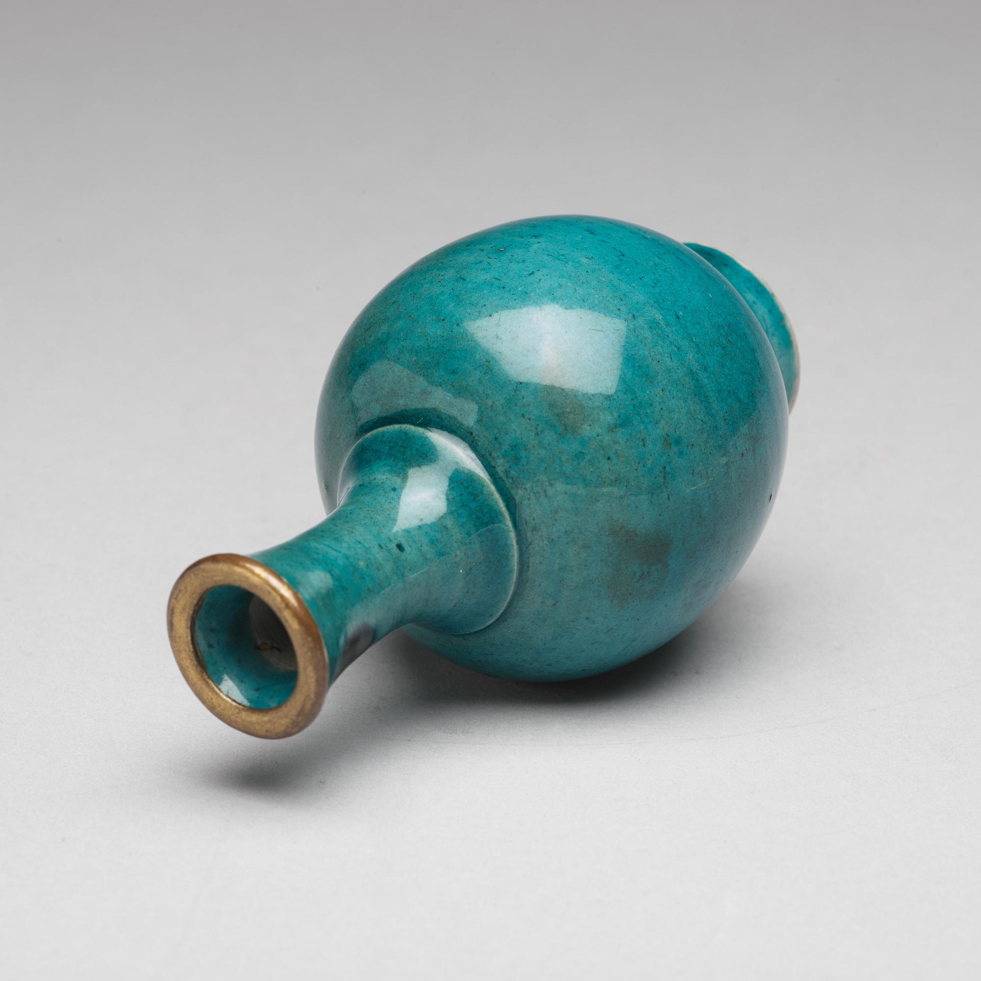 A turkoise glazed vase, Qing dynasty, Kangxi (1662-1722).