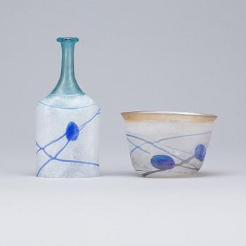 SKÅL SAMT FLASKA, glas, Bertil Vallien, Kosta Boda, signerade, Artist Collection.