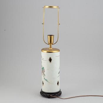 A famille rose figural hat stand, turned into a table lamp, Qing dynasty, 19th century.