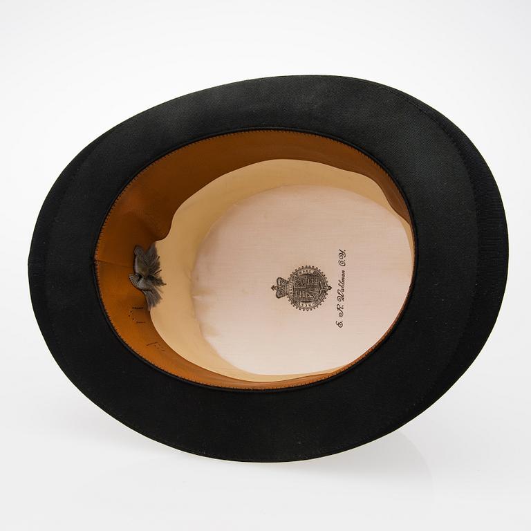 Silk plush top hat in original  box, E.R. Wahlman, Helsinki / Wiborg first half of the 20th century.