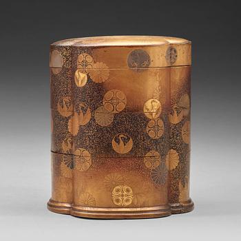 578. A Japanese lacquer box, Meiji period (1868-1912).