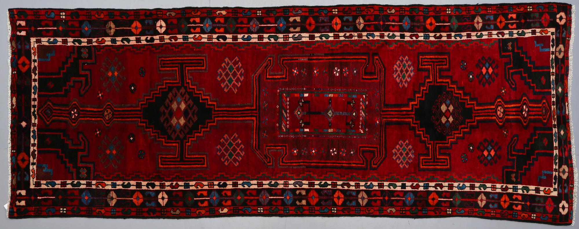 MATTA, troligen Hamadan, modern tillverkning, 380 x 140 cm.