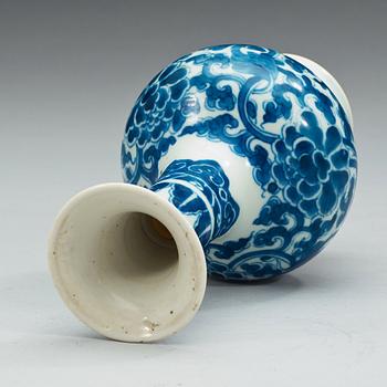 A blue and white vase, Qing dynasty, Kangxi (1662-1722).