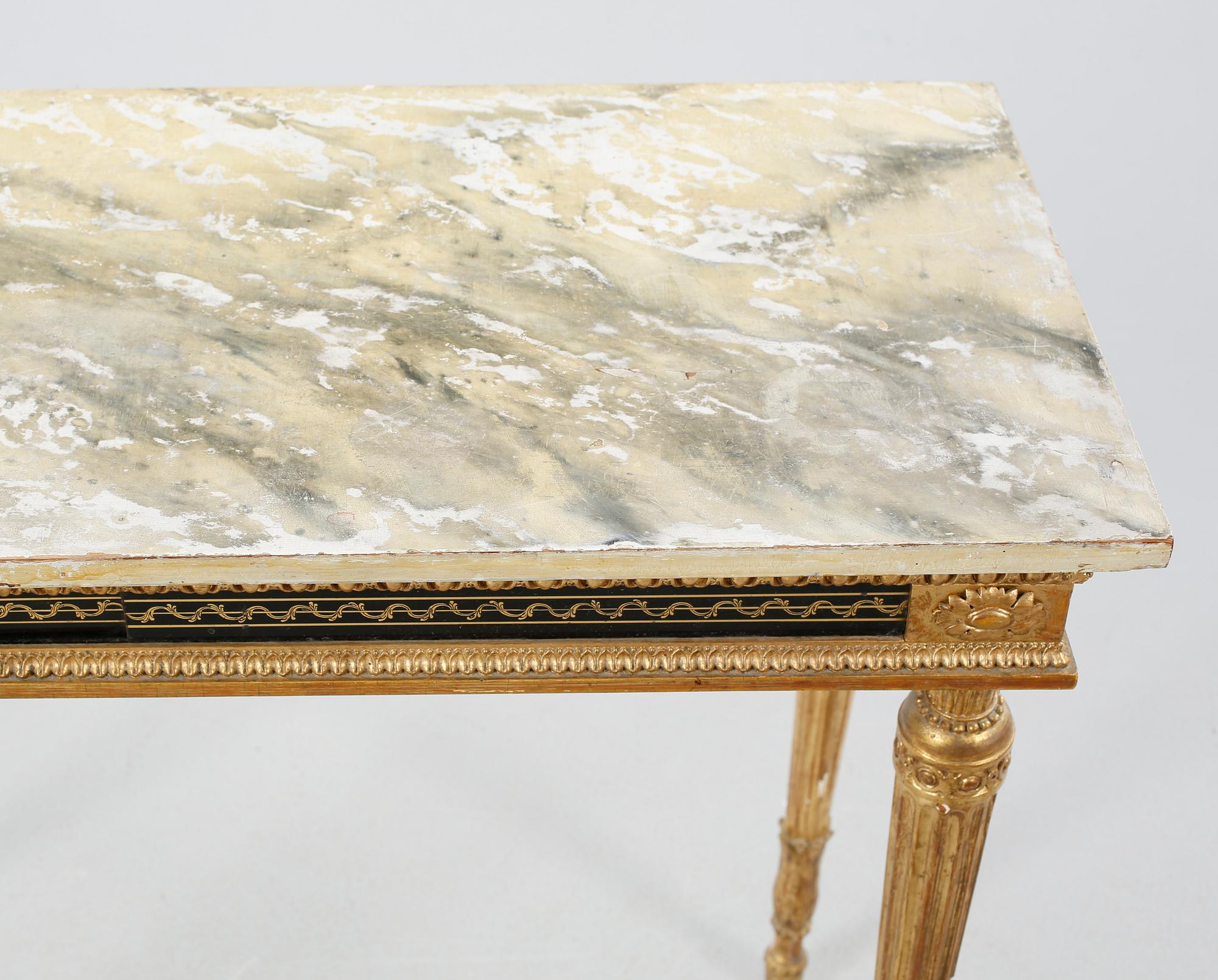A late Gustavian table , around the year 1800.