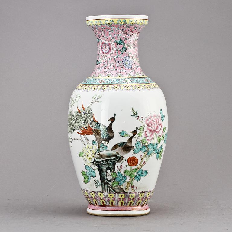 VAS, porslin, Kina, 1900-tal.