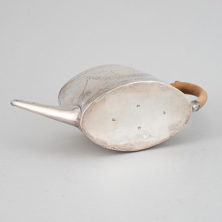 TEKANNA, silver, London, 1824. Vikt cirka 354 gram totalt.