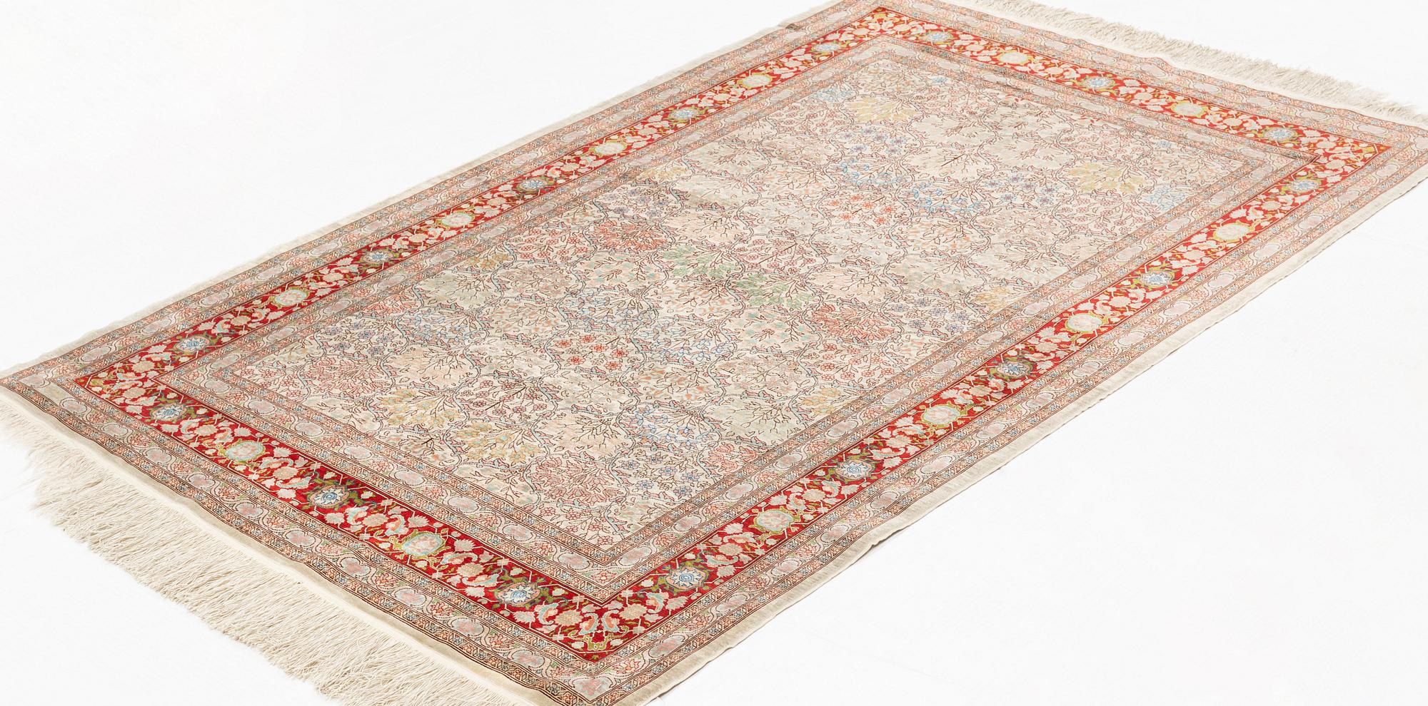 Matta, Old, silke Hereke, signerad, ca 166,5 x 109 cm.