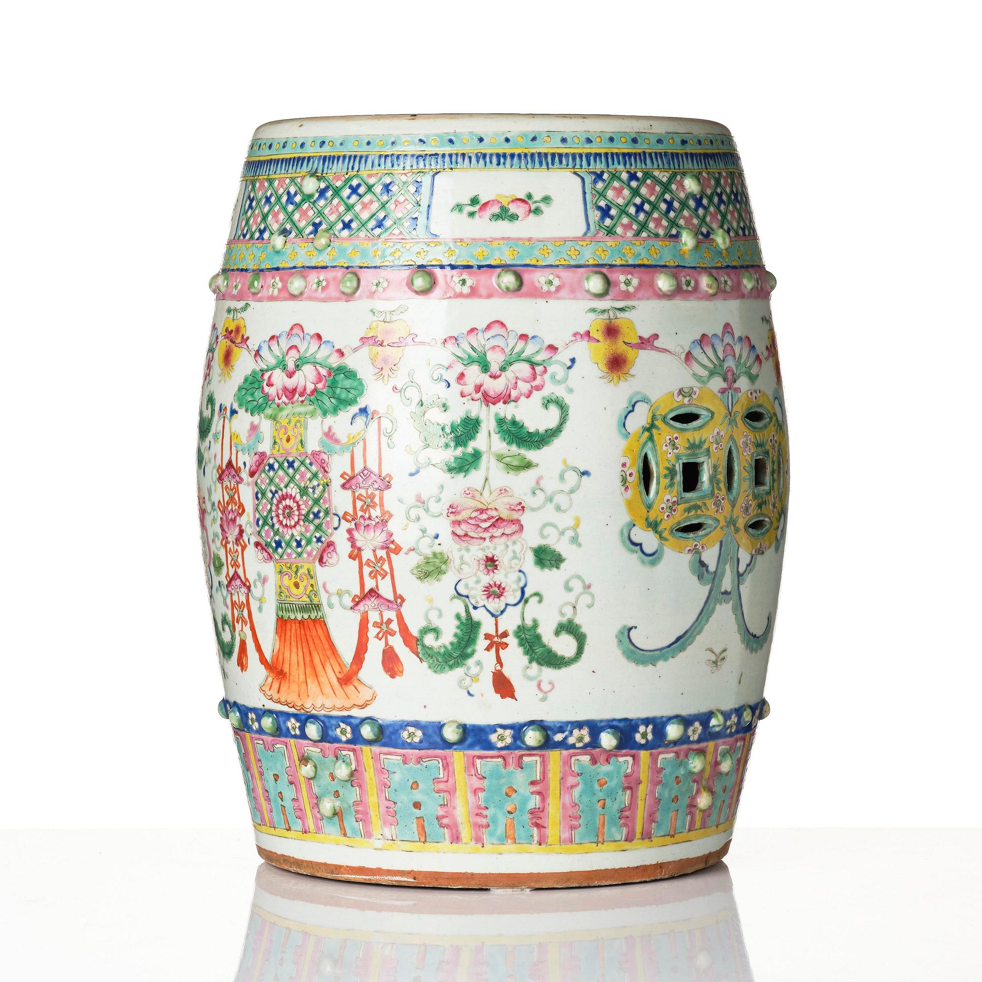 A famille rose garden seat, Qing dynasty, 19th century.