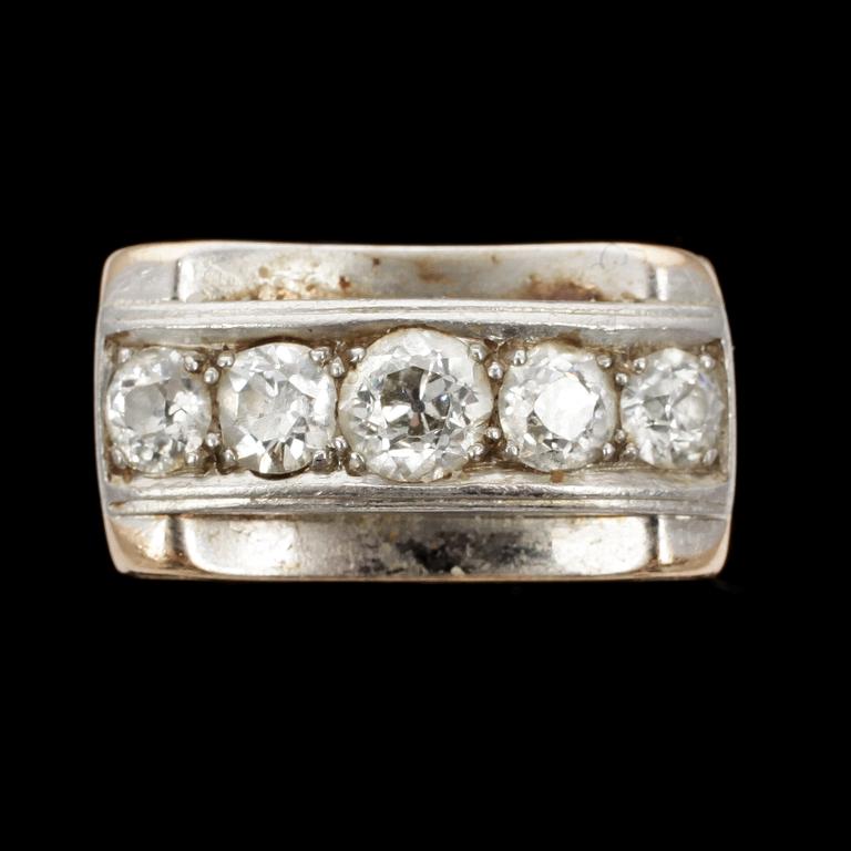 RING, 18k guld med 5 briljantslipade diamanter, Stockholm, 1953.