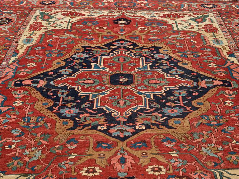 A CARPET, an antique Heriz, a so called Serapi, ca 371 x 282,5 cm.