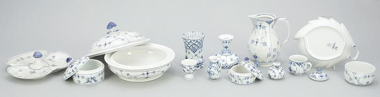 SERVISDELAR, 49 delar, porslin, "Musselmalet", Royal Copenhagen samt Bing & Gröndahl.