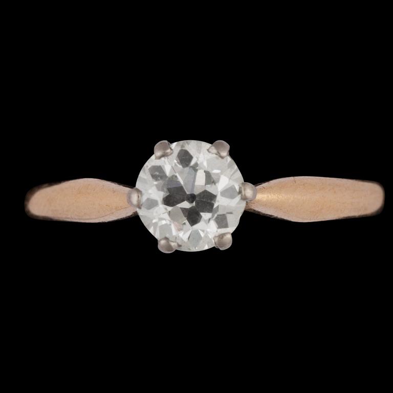 RING, 18k guld med en gammalslipad diamant, ca 0.70 ct. Vikt.