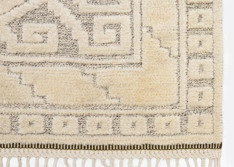 Märta Måås-Fjetterström, matta, "Vita spetsporten", reliefflossa, ca 270 x 164 cm, signerad AB MMF A.C.E. C 1962.