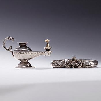 OLJELAMPA och FAT, silver, Egypten, finska kontrollstämplar, 1963. Total vikt 166,4 g.