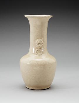 A cream glazed vase, Qing dynasty, Kangxi (1662-1722).