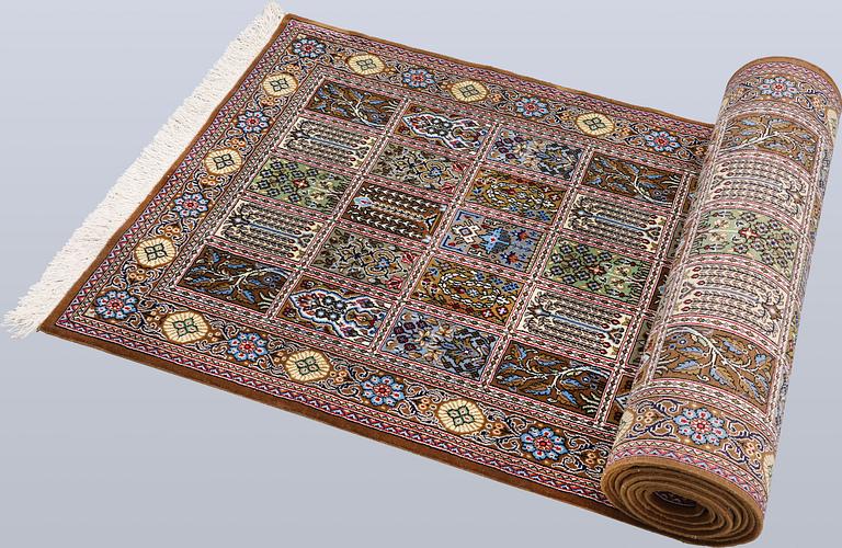 A Gohm runner, approx. 397 x 83 cm.