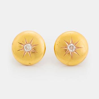 367. Ett par manschettknappar 18K guld med två gammalslipade diamanter.