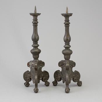 LJUSSTAKAR, ett par, tenn, daterade 1684.