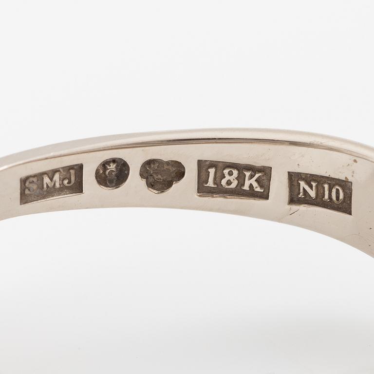 Ring 18K vitguld med en odlad mabepärla och runda briljantslipade diamanter.