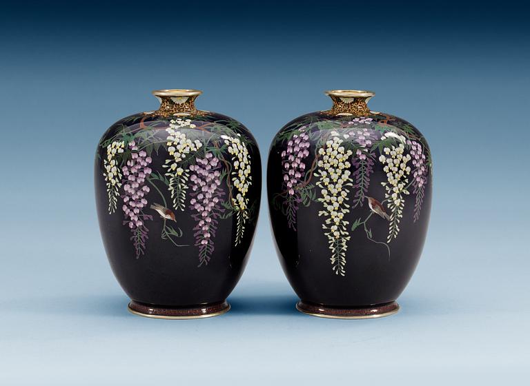 VASER, ett par, cloisonné. Japan, Meiji (1868-1912).