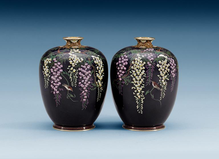 VASER, ett par, cloisonné. Japan, Meiji (1868-1912).