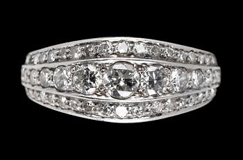 1114. A platinum and diamond ring, tot. app. 1.60 cts.