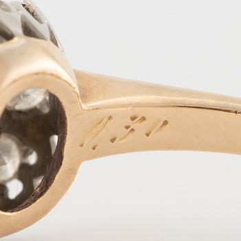 Ring, 18K guld med liten safir och briljantslipade diamanter.