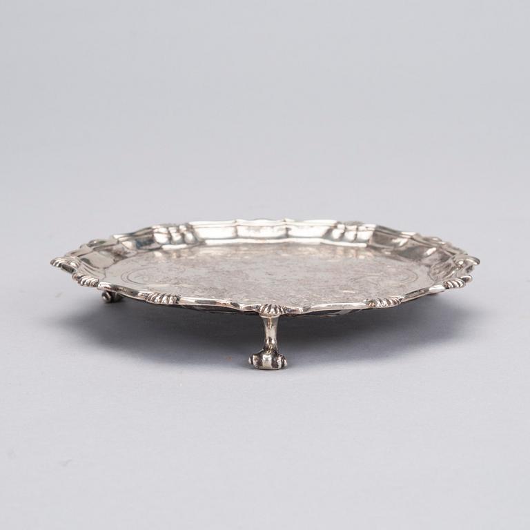 BRICKA, sterling silver, London 1747. Vikt 210 g.