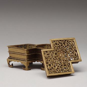 RÖKELSEKAR med LOCK, patinerad brons. Qingdynastin, 1800-tal.