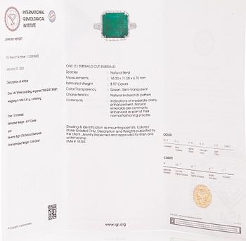 A 14K white gold ring, with an emerald ca. 8.97 ct and diamonds. With IGI-certificate.