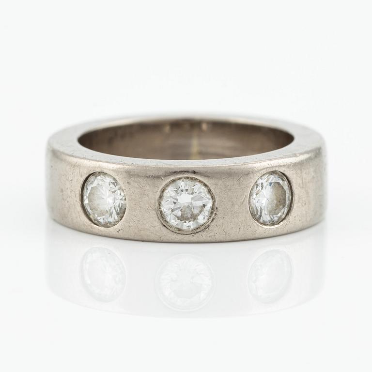 Ring, 18K vitguld, halvallians med tre briljantslipade diamanter, totalt 0,95 ct.