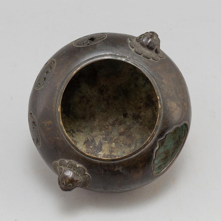 A Chinese bronze tripod censer, early 20th century.